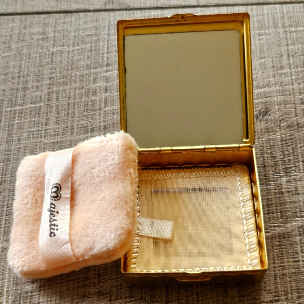 Vintage Majestic powder compat